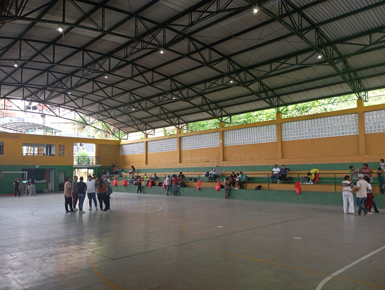 Desplazados en coliseo municipal de Valdivia- foto cortesía