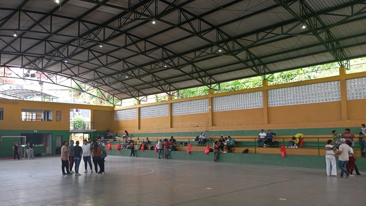 Valdivia: tras dos días de pernoctar en zona rural, más de 60 personas se desplazaron al área urbana