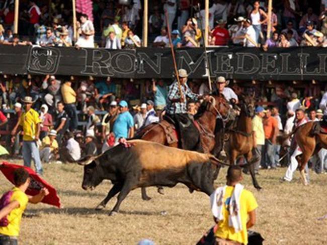 Sicarios matan de 5 tiros a joven en plena corraleja