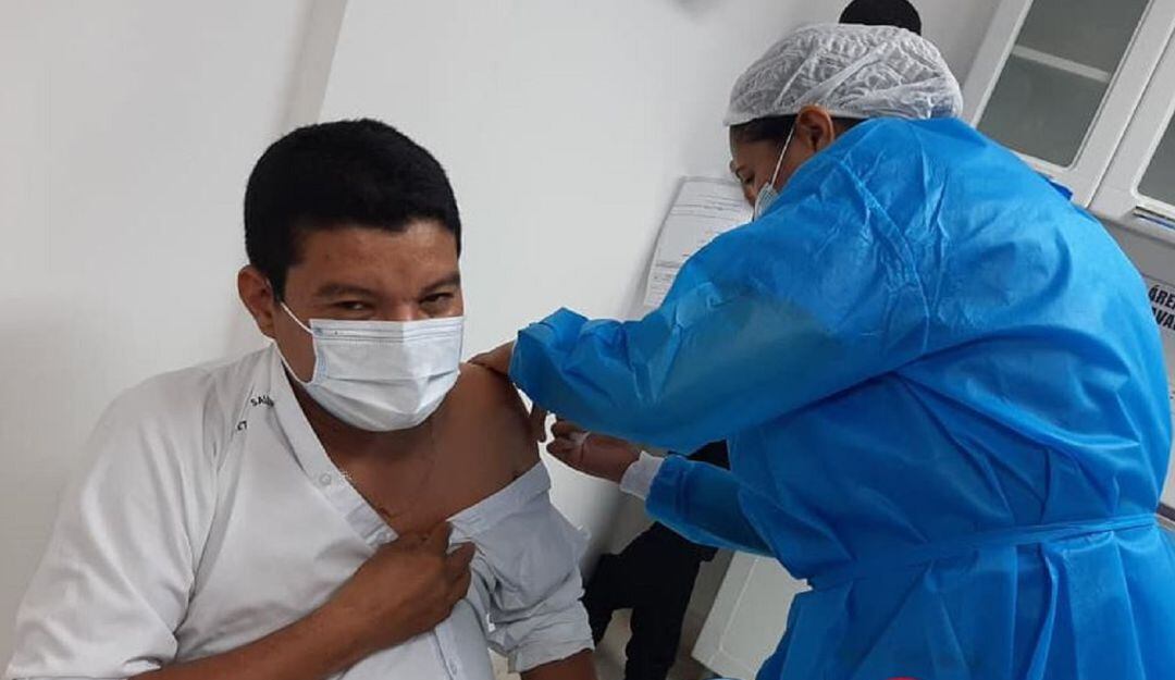 Secretario de Salud de La Apartada se habría saltado la fila para vacunarse