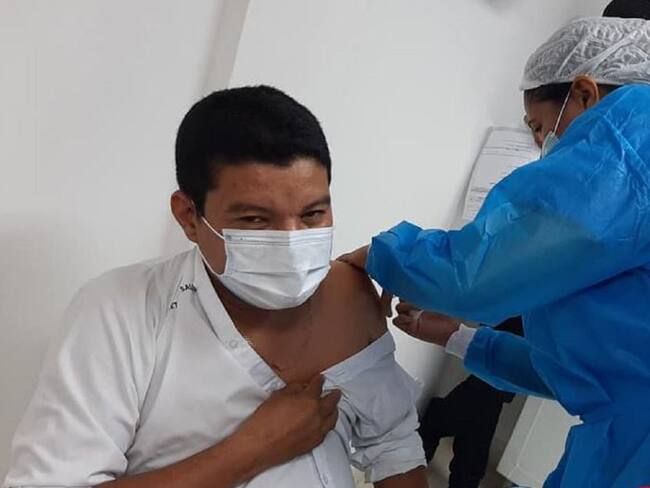 Secretario de Salud de La Apartada se habría saltado la fila para vacunarse