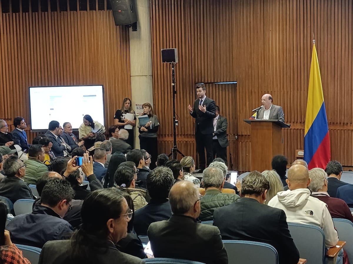 MinHacienda cuestiona a gerente del Banrep por ausencia en foro monetario: “implicación política”