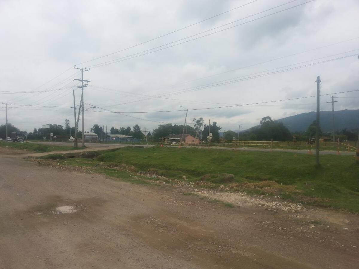 Imágenes tomadas por Caracol Radio o cortesía de la Gobernación de Boyacá que muestran las "trabas" en la movilidad por la demora en las obras, que generan calzadas sencillas en varios tramos de la carretera.