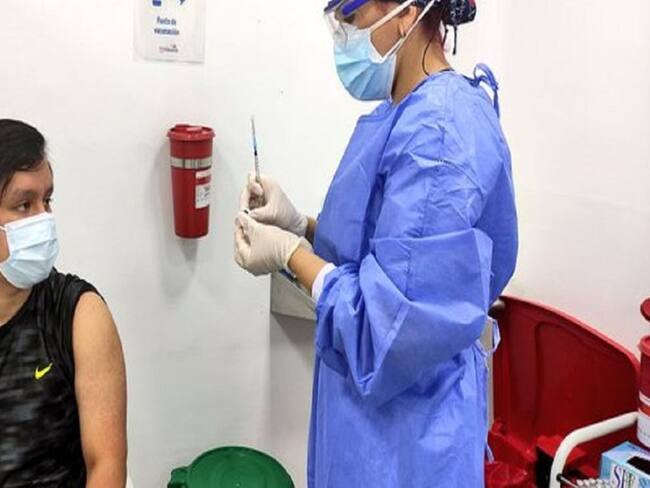 Por falta de dosis, suspenden vacunación anticovid-19 en Bucaramanga