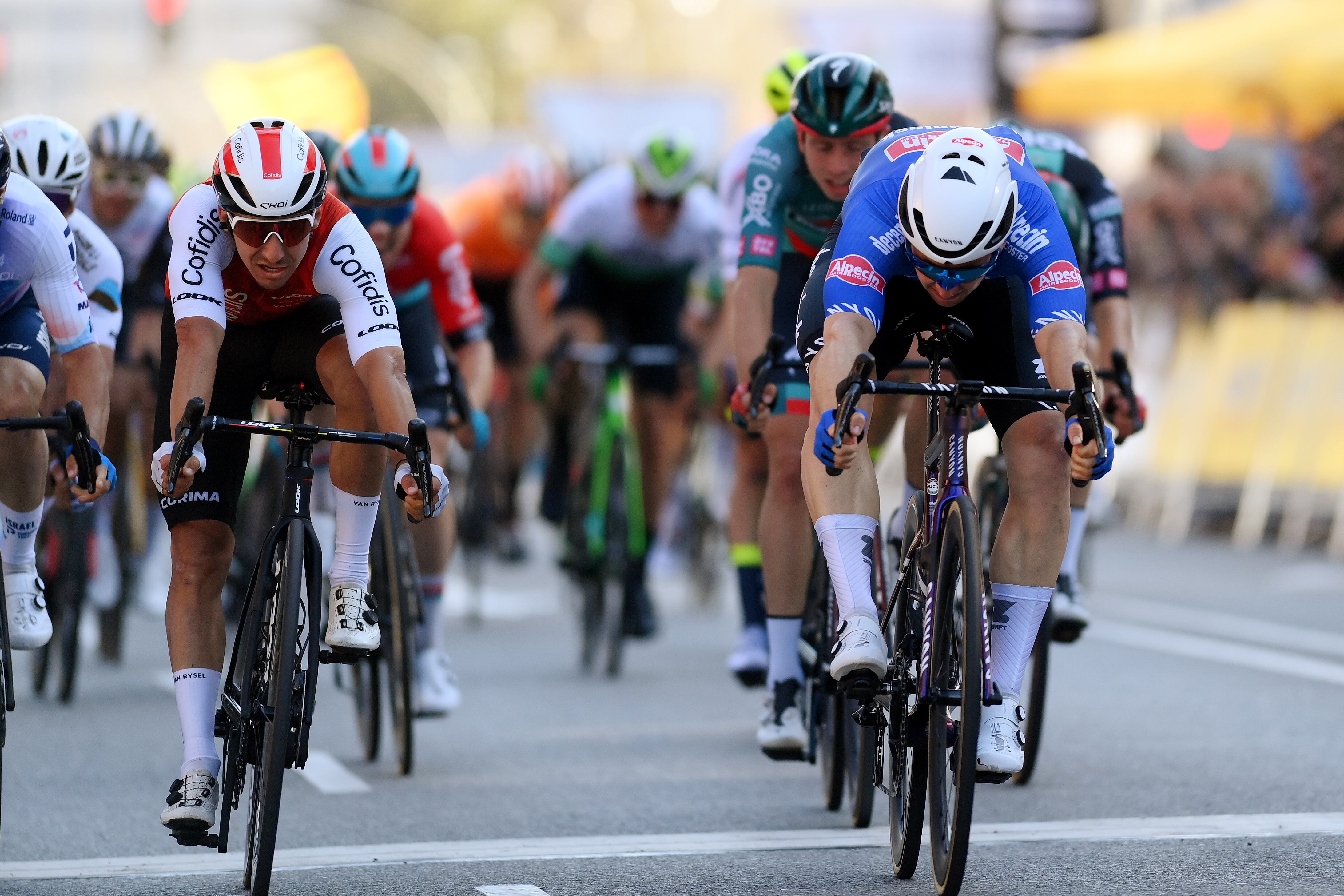 SABADELL, ESPAÑA - 23 DE MARZO: Kaden Groves de Australia y Team Alpecin-Deceuninck cruzan la línea de meta como ganadores de etapa por delante de Bryan Coquard de Francia y Team Cofidis durante la 102ª Volta Ciclista a Catalunya 2023, Etapa 4 de 188 km de Llívia a Sabadell / #UCIWT / #VoltaCatalunya102 / el 23 de marzo de 2023 en Sabadell, España. (Foto de David Ramos/Getty Images)