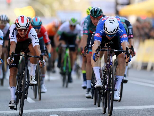 SABADELL, ESPAÑA - 23 DE MARZO: Kaden Groves de Australia y Team Alpecin-Deceuninck cruzan la línea de meta como ganadores de etapa por delante de Bryan Coquard de Francia y Team Cofidis durante la 102ª Volta Ciclista a Catalunya 2023, Etapa 4 de 188 km de Llívia a Sabadell / #UCIWT / #VoltaCatalunya102 / el 23 de marzo de 2023 en Sabadell, España. (Foto de David Ramos/Getty Images)
