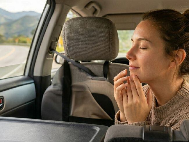 Trucos sencillos para evitar el mareo en un carro: oler una fruta es bastante efectivo, ¿cuál es?
