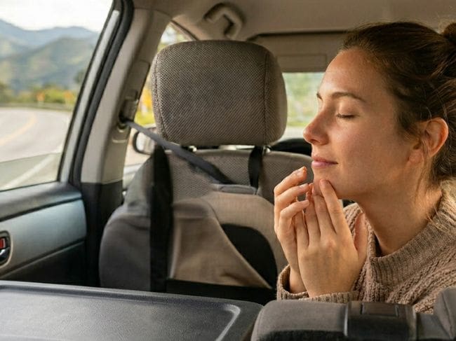 Trucos sencillos para evitar el mareo en un carro: oler una fruta es bastante efectivo, ¿cuál es?
