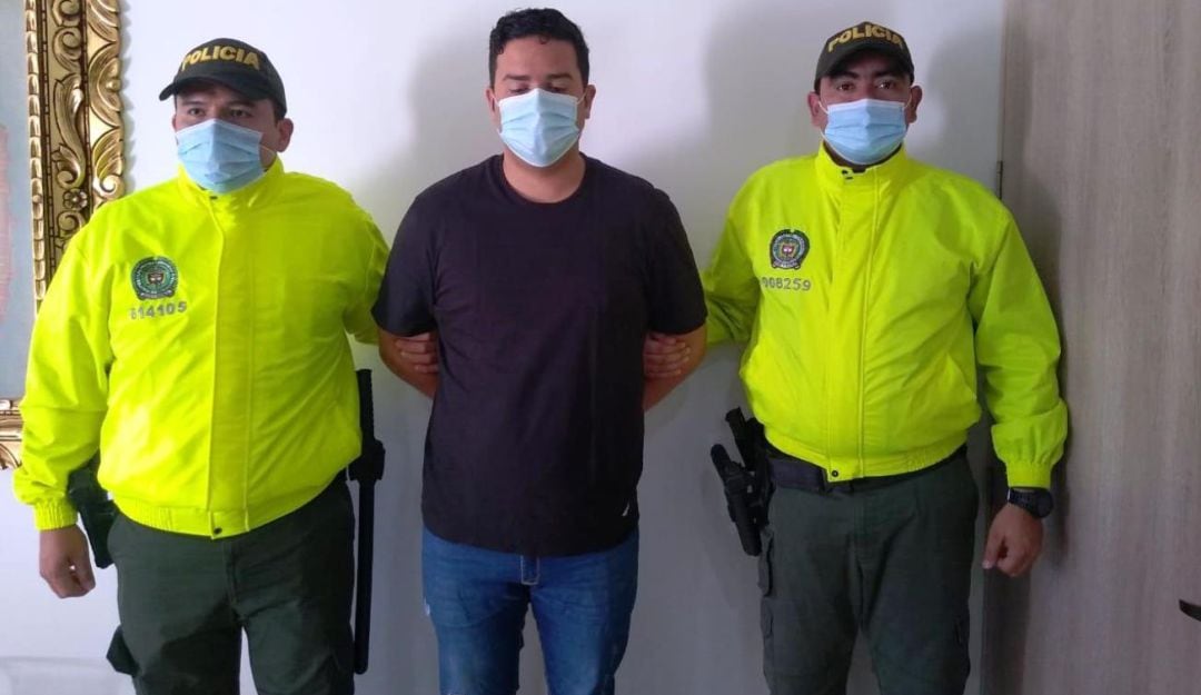 Junto a otras cuatro personas, habría participado en el hurto de $25.000 millones que les fueron robados a dos empresas