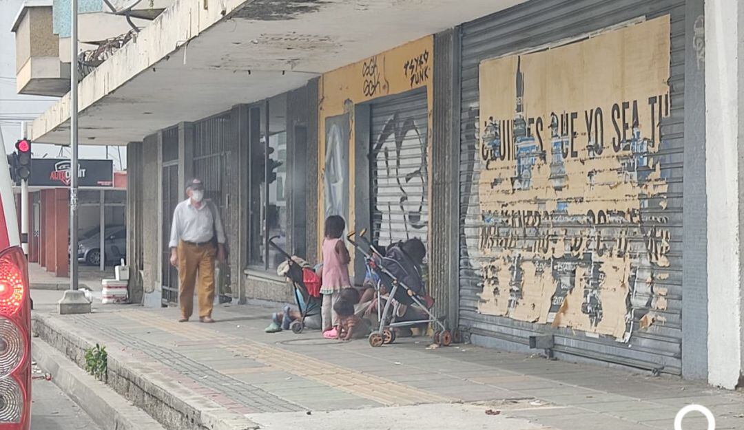 Niños Wayúu en compañía de adultos en el centro de Barranquilla.