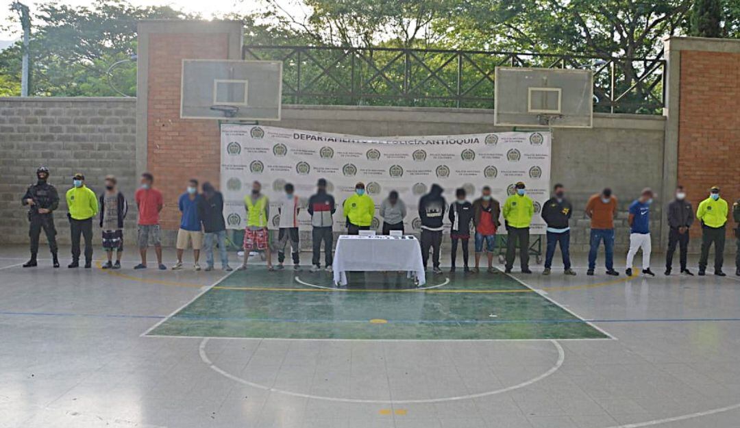 En la diligencia fueron incautados cartuchos calibre 38mm, dosis de marihuana y cocaína