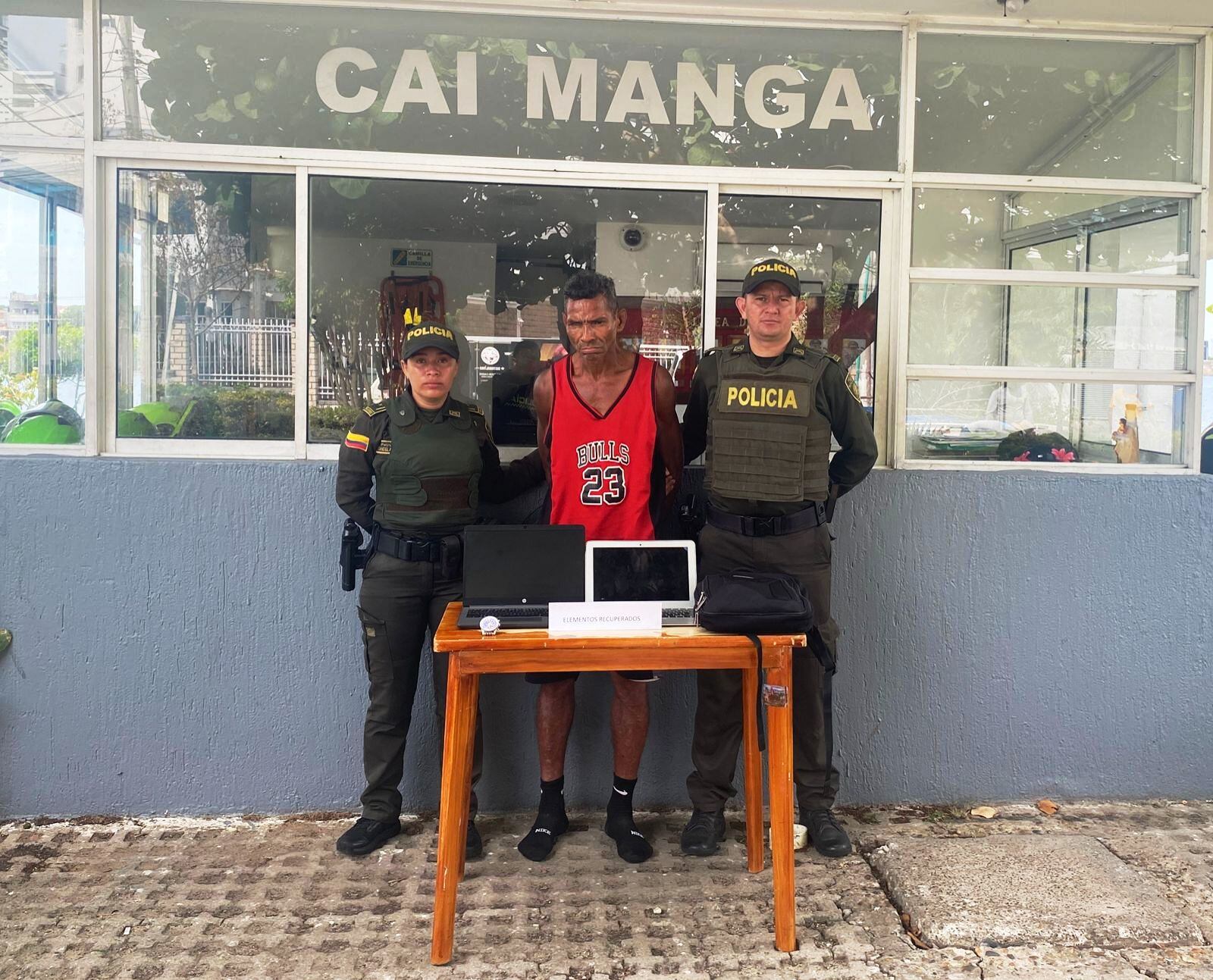 Capturados dos presuntos delincuentes tras hurtar en residencias en el barrio Manga