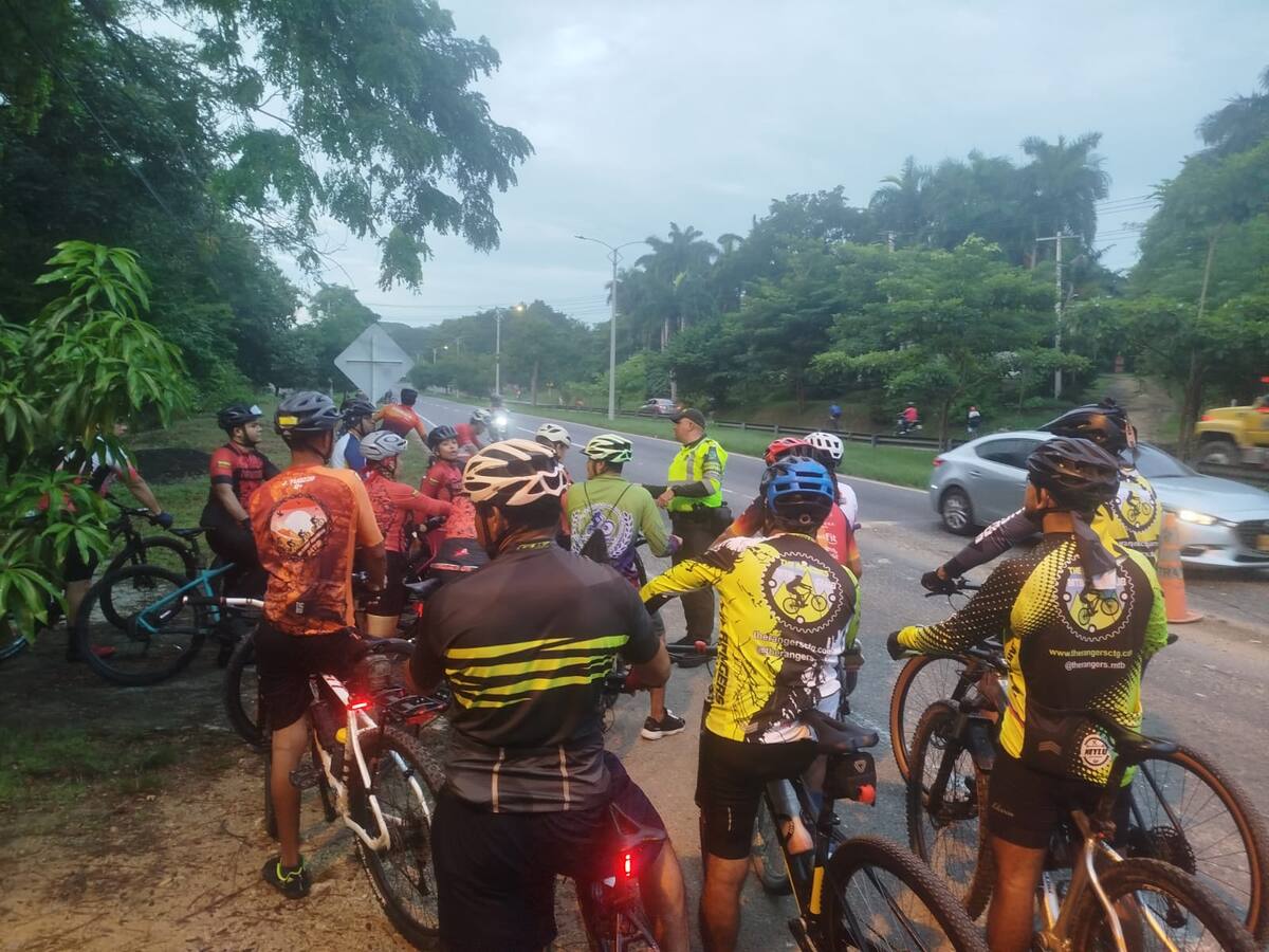 Policía Bolívar realizó campaña de educación vial con ciclistas en la ruta Cartagena- Turbaco