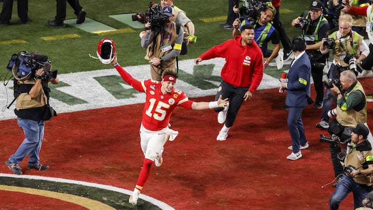 Las Vegas (United States), 11/02/2024.- Kansas City Chiefs Patrick Mahomes (C) celebrates after the Kansas City Chiefs defeated the San Fransisco 49ers in Super Bowl LVIII at Allegiant Stadium in Las Vegas, Nevada, USA, 11 February 2024. The Super Bowl is the annual championship game of the NFL between the AFC Champion and the NFC Champion and has been held every year since 1967. EFE/EPA/CAROLINE BREHMAN