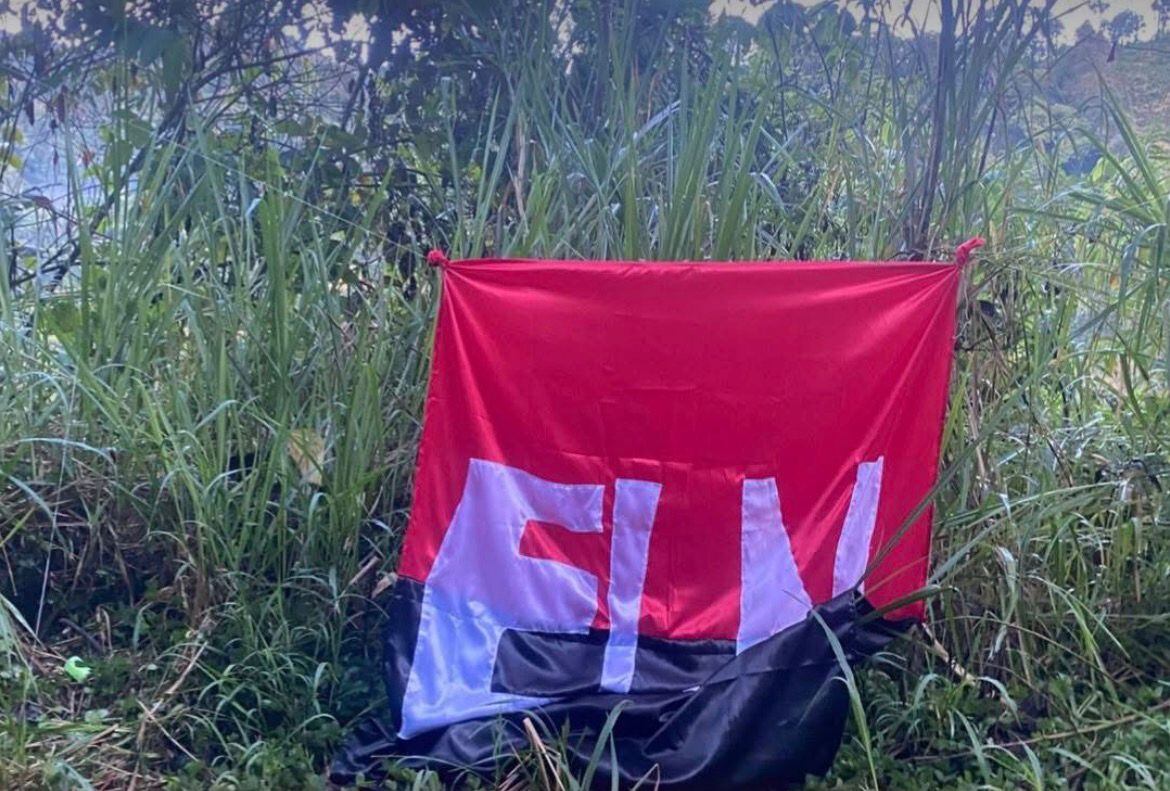 Bandera del ELN en Andes. Foto: Conexión Sur.