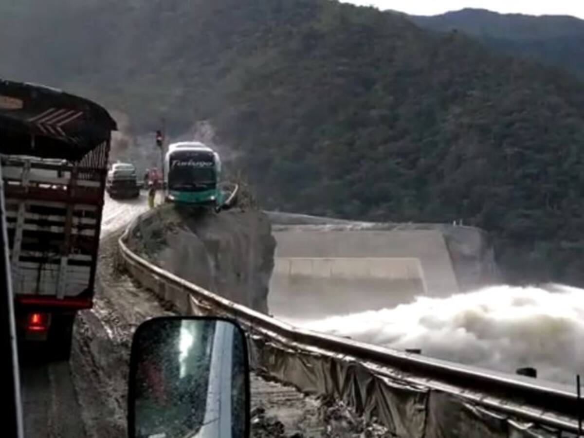 Susto! un bus por poco se va al vertedero en Hidroituango