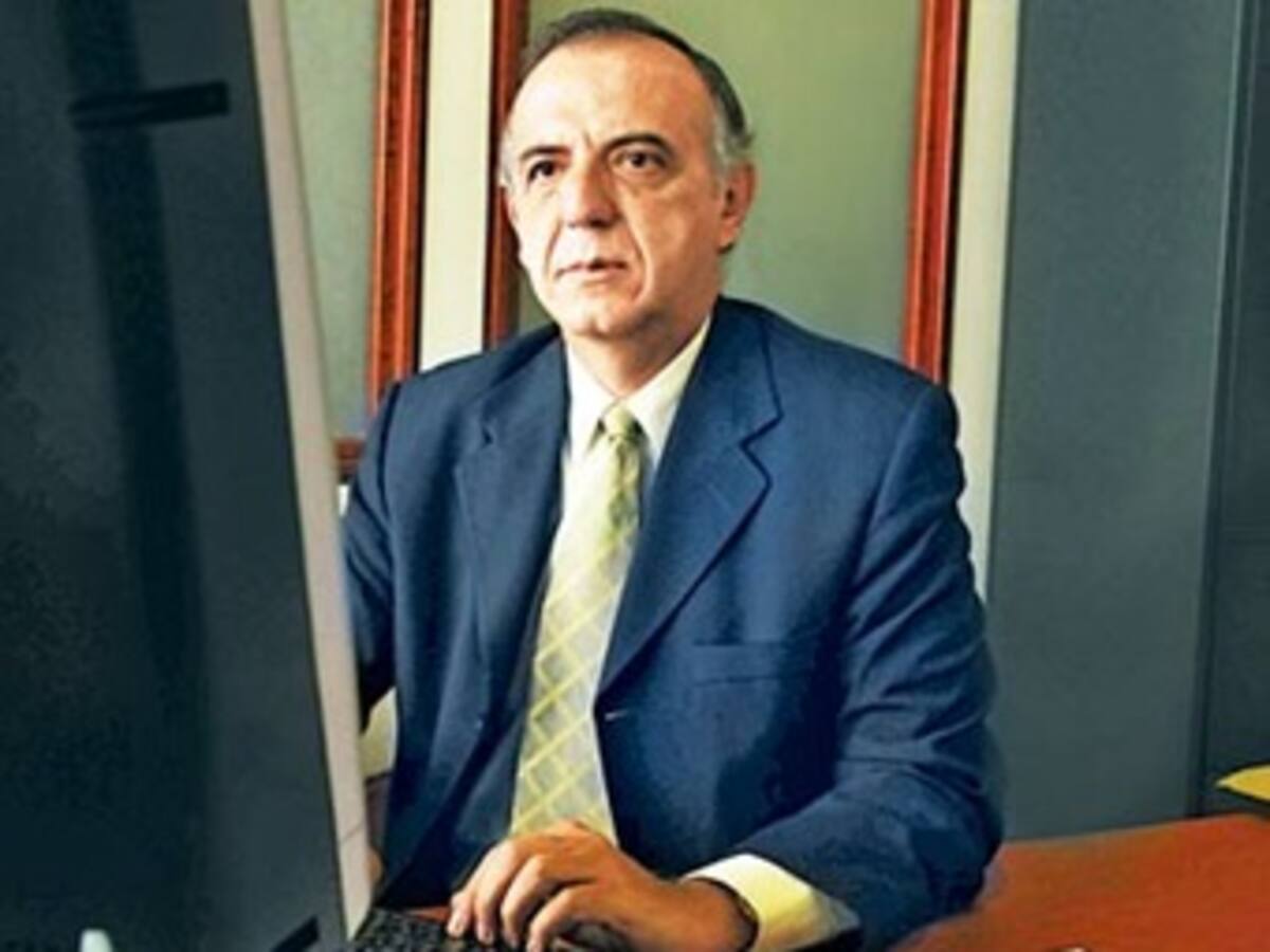 El presidente Uribe pide acelerar investigaciones por 'chuzadas' al magistrado Velásquez