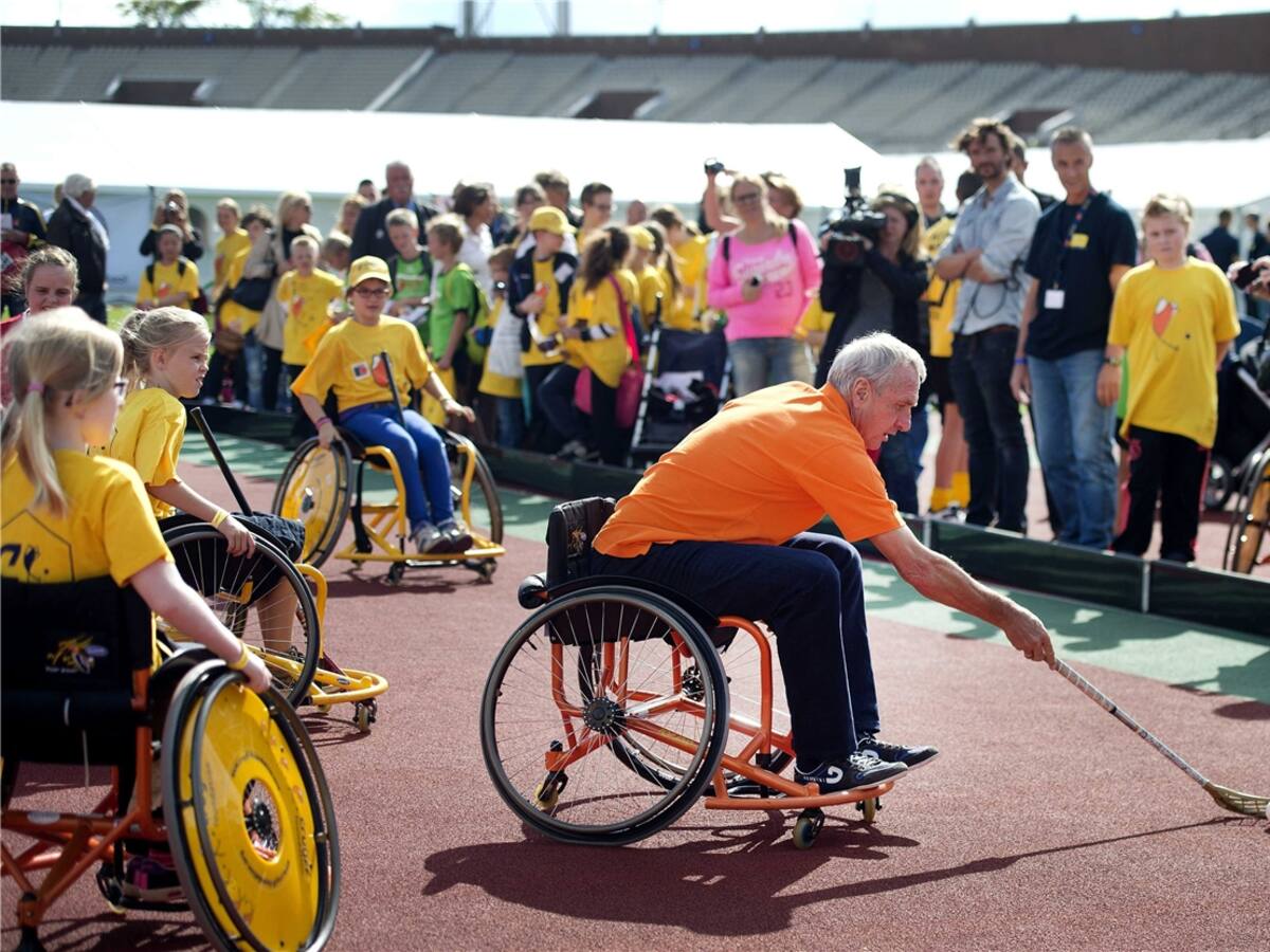 Johan Cruyff jugó hockey en silla de ruedas en Ámsterdam
