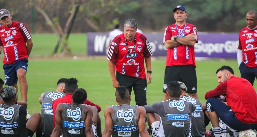 Hernán Darío 'Bolillo' Gómez en charla con jugadores del Junior / Colprensa
