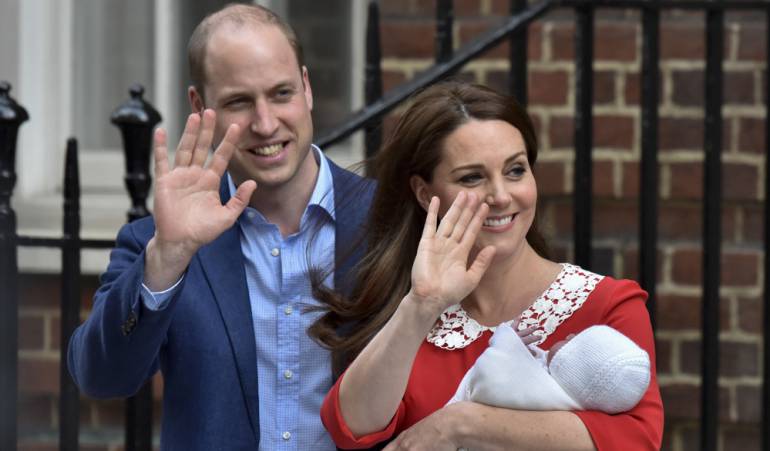 El príncipe Guillermo y la duquesa Catalina presentando a su tercer hijo: Luis Arturo Carlos.