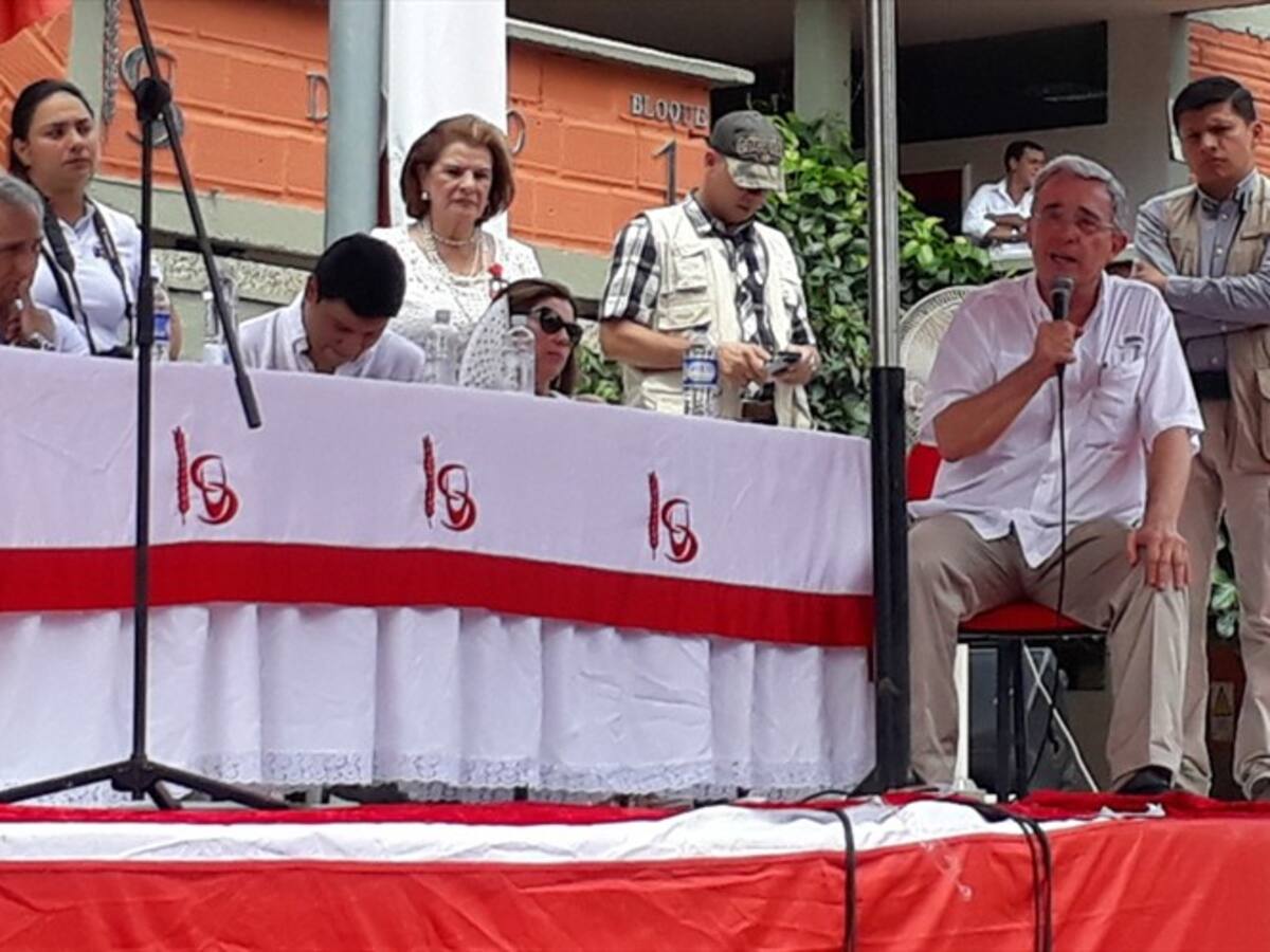 El expresidente Uribe se avergüenza más de haber apoyado a Santos que a Alejandro Lyons