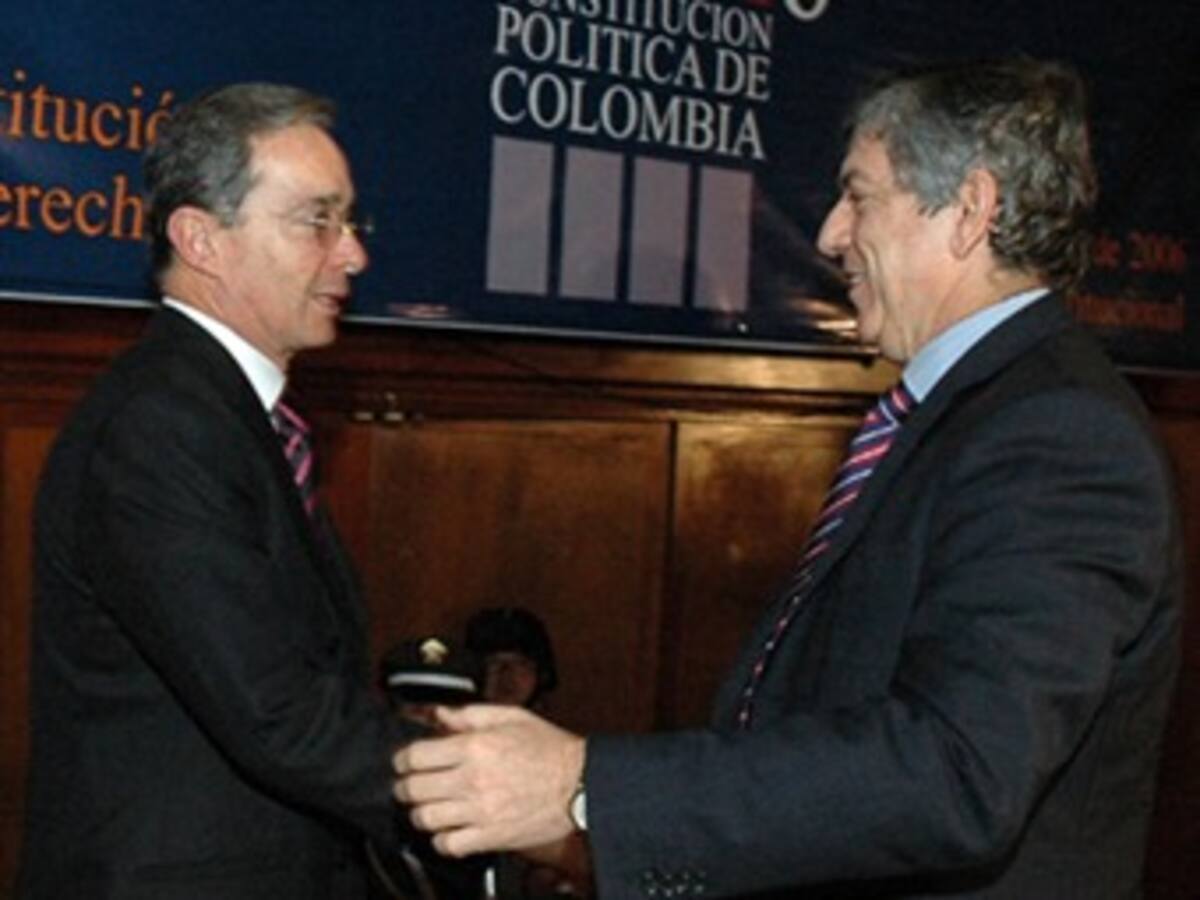 'Uribe gobierna con el retrovisor': Gaviria
