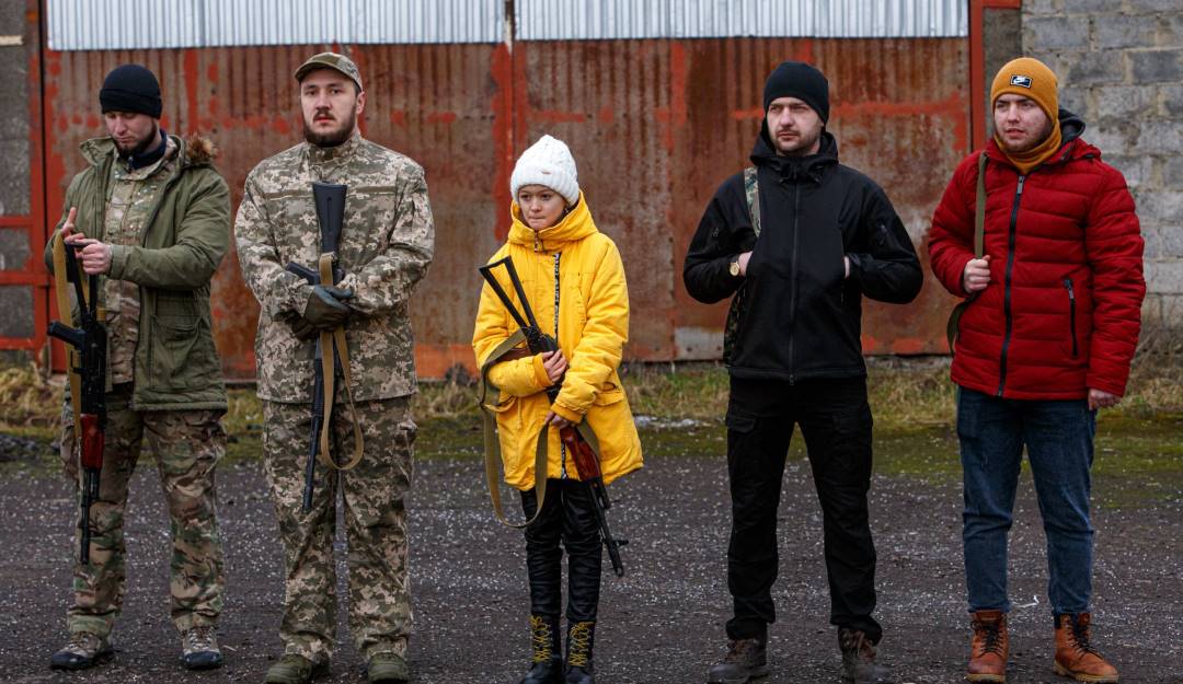 Entrenamiento de civiles en uso de armas en Ucrania.         Foto: Getty 