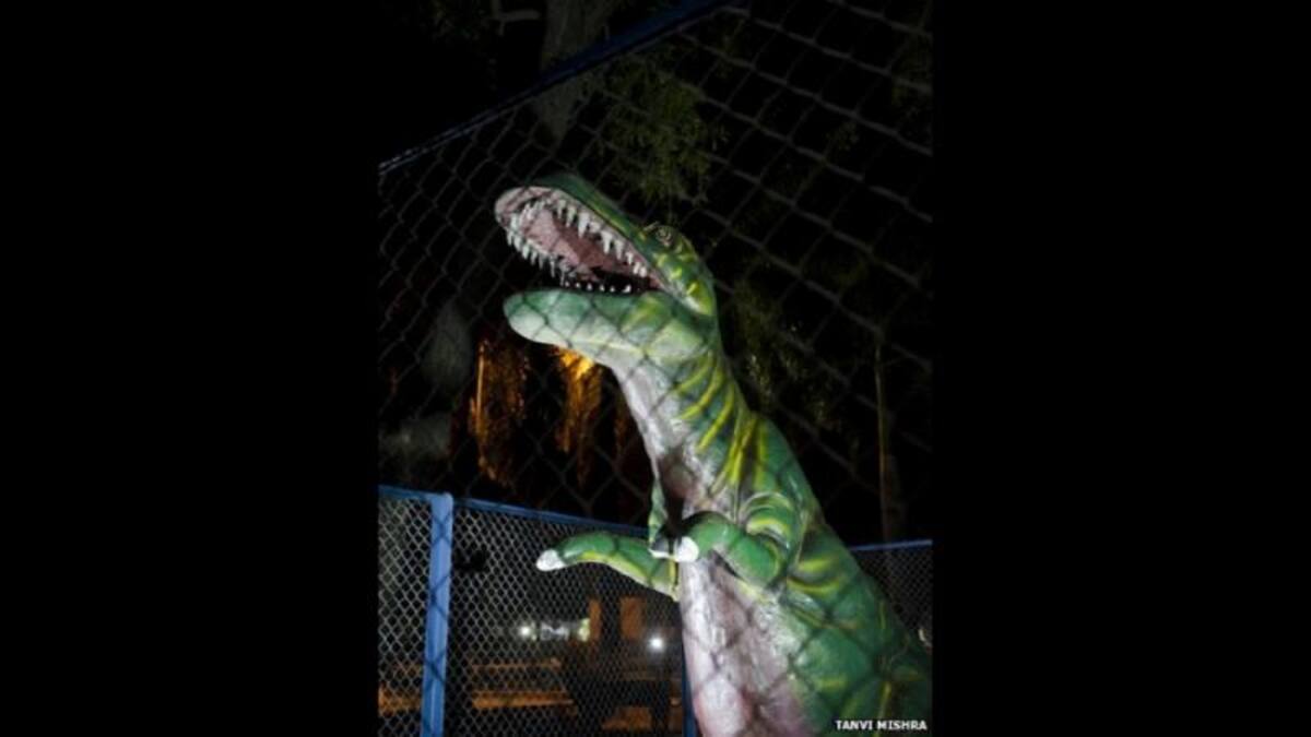 Hay también un modelo de un Tiranosaurio Rex. "El zoológico poner de relieve la sombría relación que hoy existe entre el hombre y la naturaleza", dice Mishra.