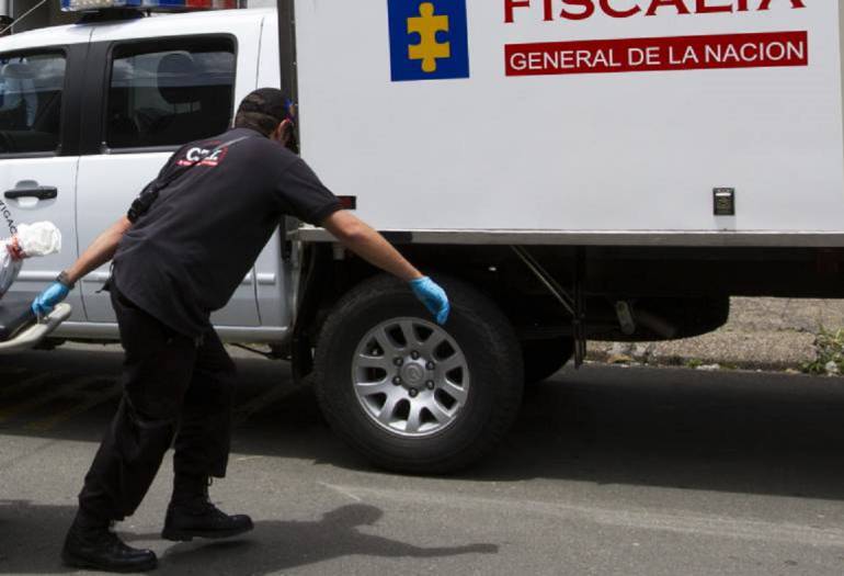 Fue encontrado estragulando y consignos de tortura.