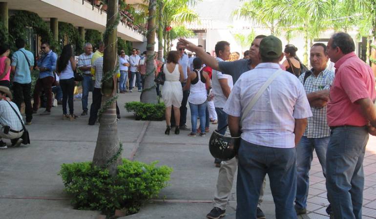 Imagen de archivo de los yopaleños atentos al caso de Jhon Calzones.