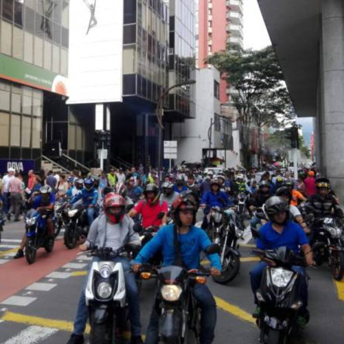 Motociclistas empezaron un plan tortuga rechazando el incremento del Soat