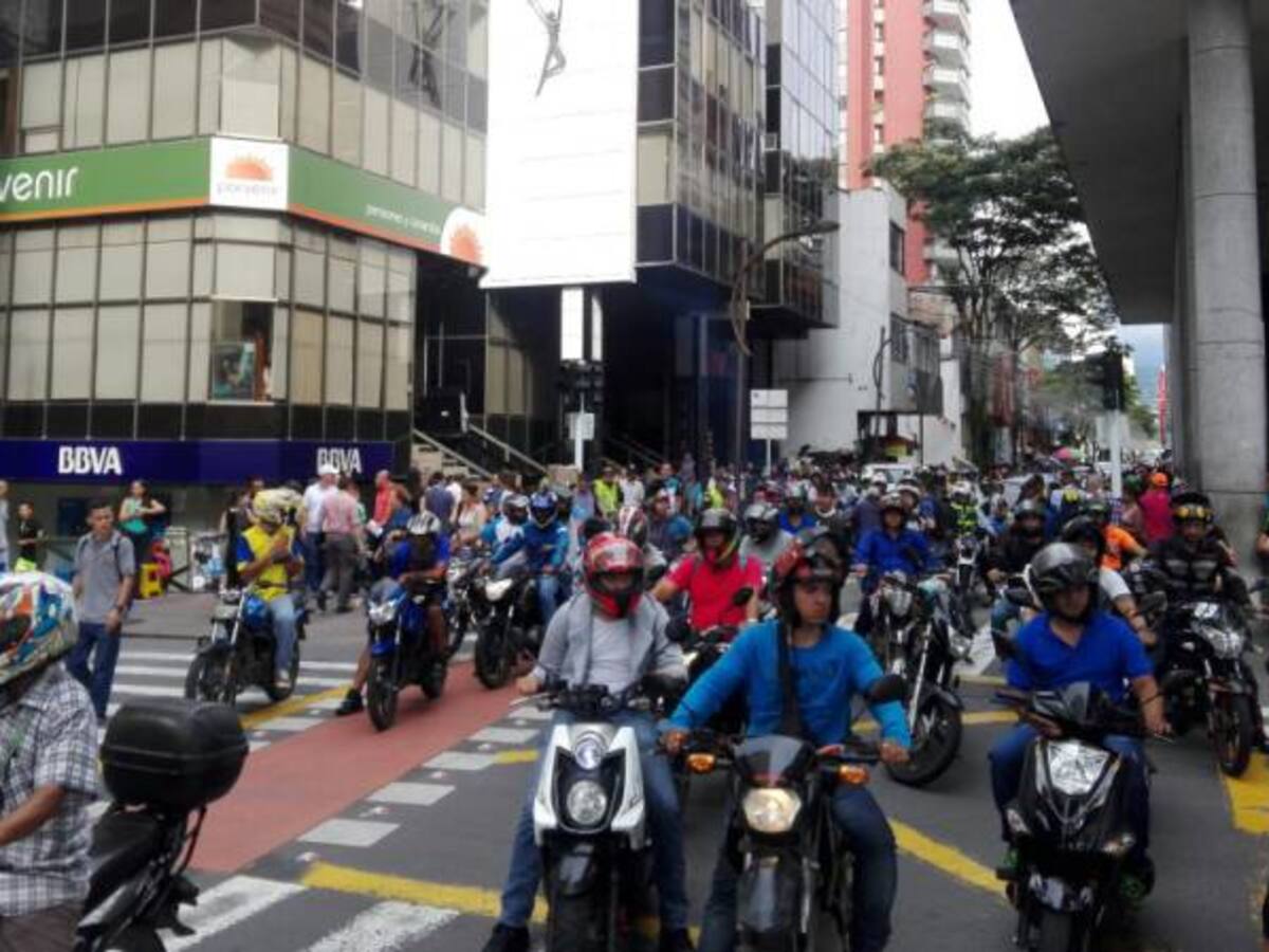 Motociclistas empezaron un plan tortuga rechazando el incremento del Soat