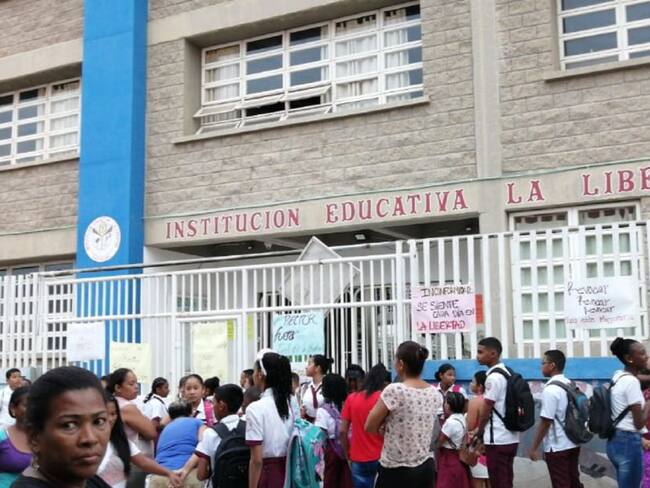 Padres de familia protestaron para exigir salida de un rector en Cartagena
