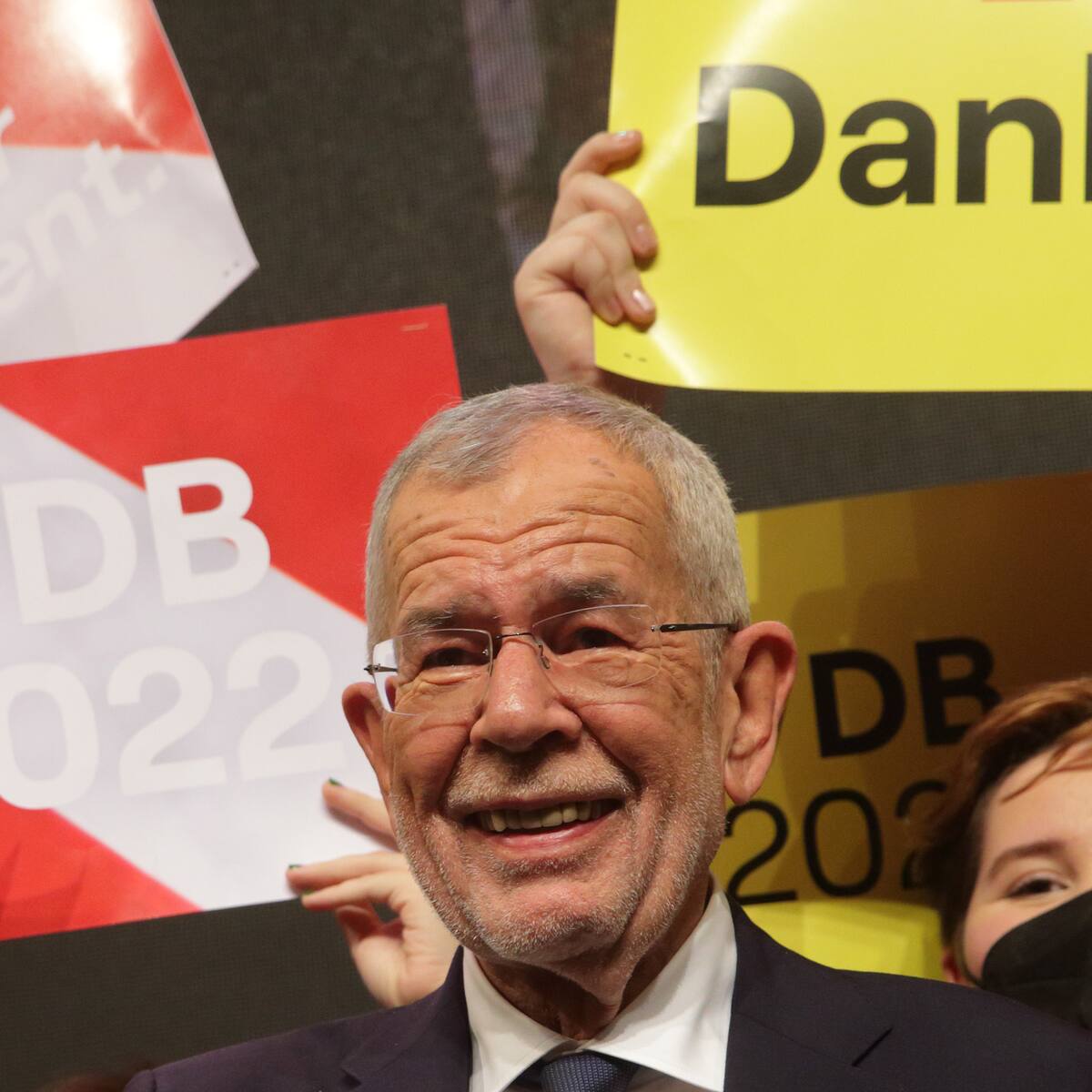 El ecologista Van der Bellen reelegido presidente de Austria, con el 56 %