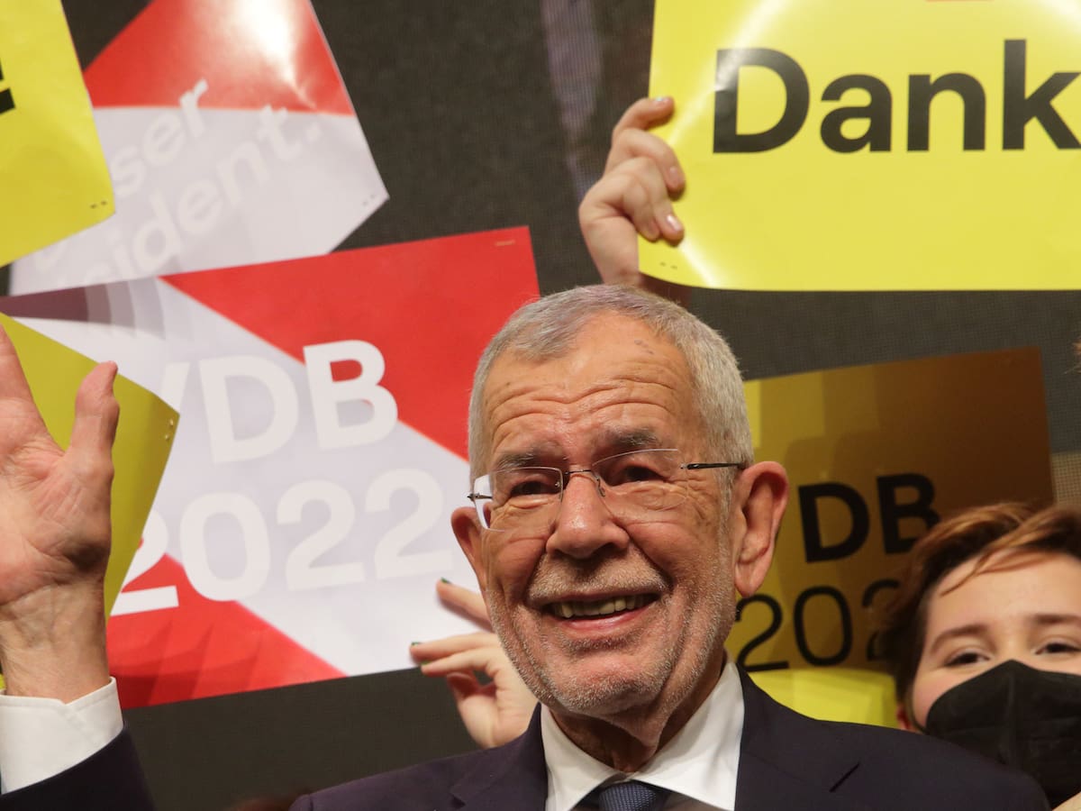 El ecologista Van der Bellen reelegido presidente de Austria, con el 56 %