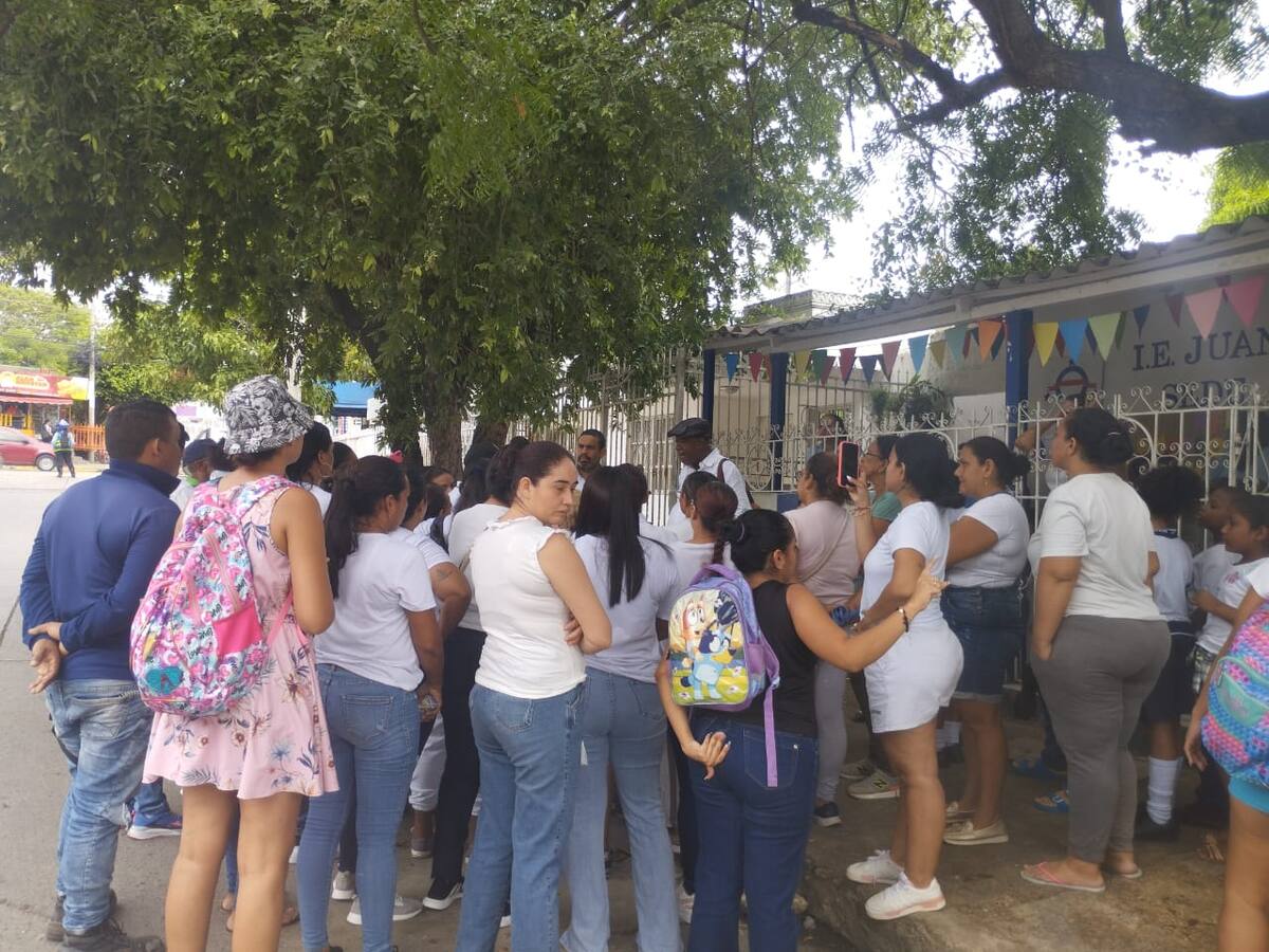 Protestas en colegio de Cartagena por olores a gas y deterioro en su infraestructura
