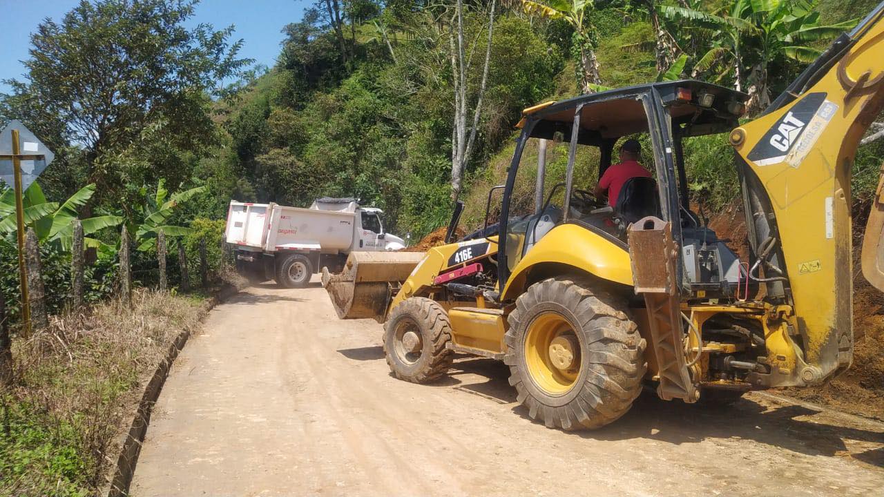 Maquinaria amarilla removiendo derrumbes en el sector de Pito, en Aguadas (Caldas). Foto: Facebook Alcaldía de Aguadas.
