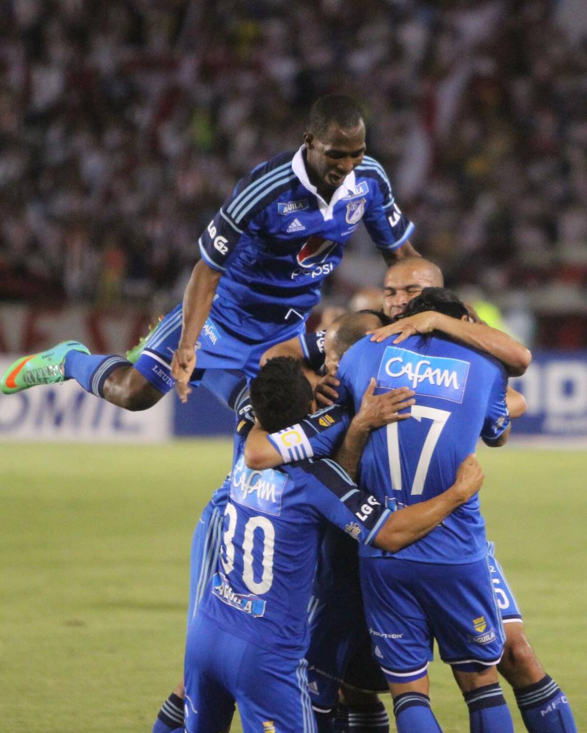 El único gol del partido lo anotó el capitán Mayer Candelo. Millonarios llegó a 18 puntos en la décima fecha.