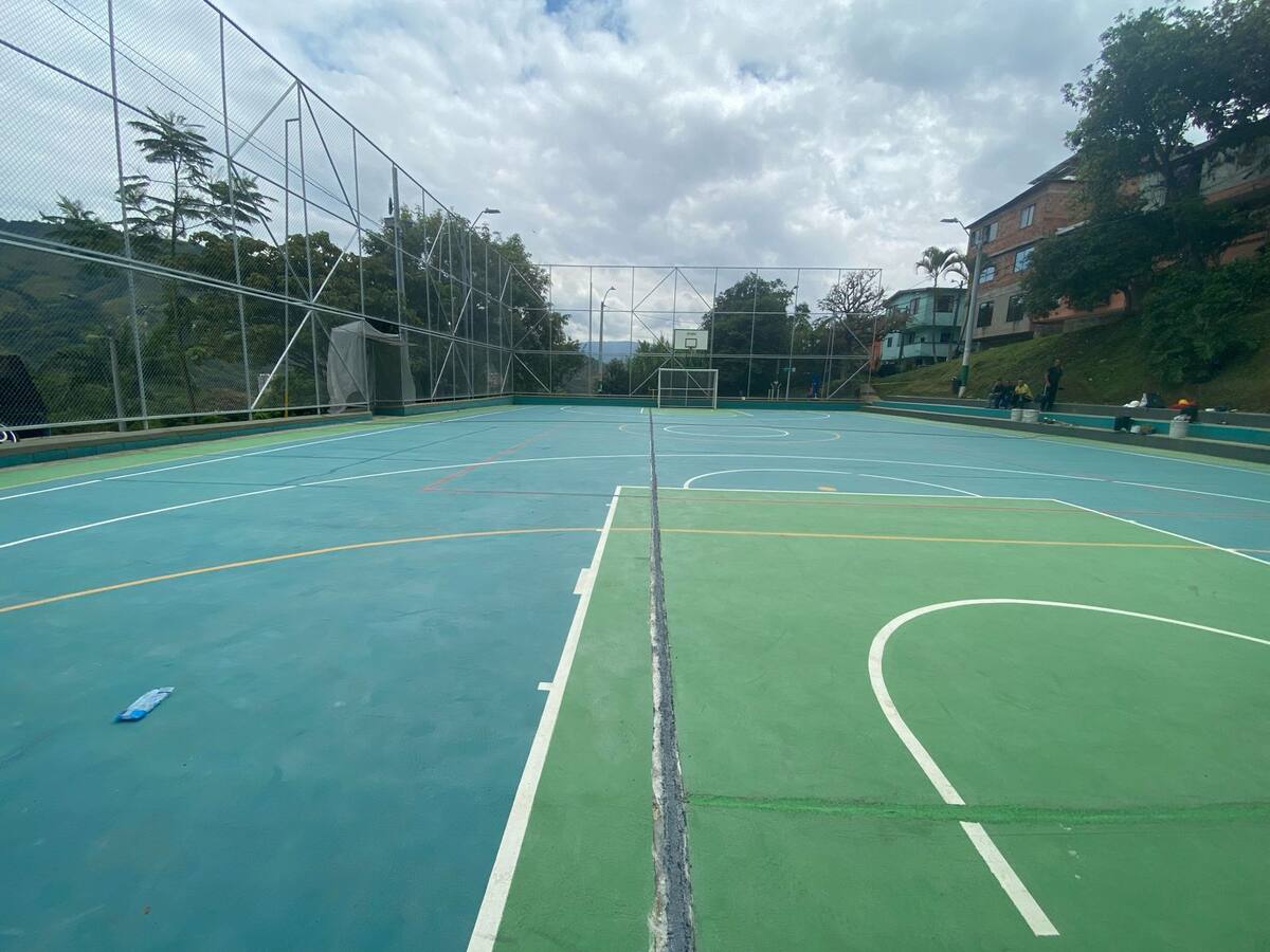 Desniveles, grietas y descuidos no permiten uso seguro de cancha en San Antonio de Prado