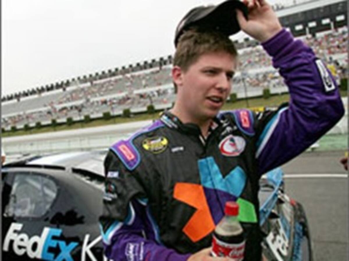 Denny Hamlin nuevo líder en Nascar. Montoya figura 17