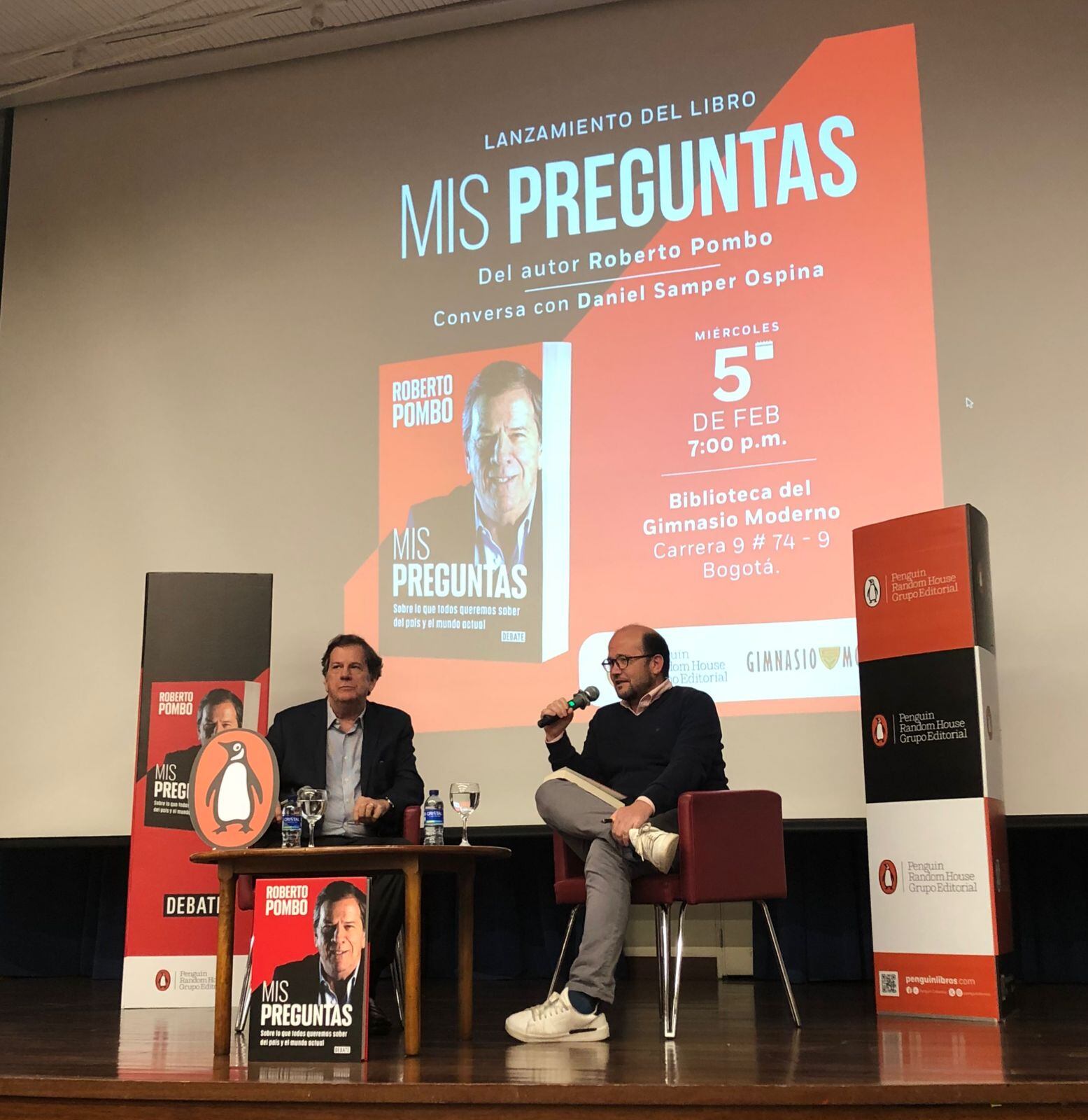 Roberto Pombo durante su lanzamiento en la biblioteca del colegio Gimnasio Moderno en Bogotá.