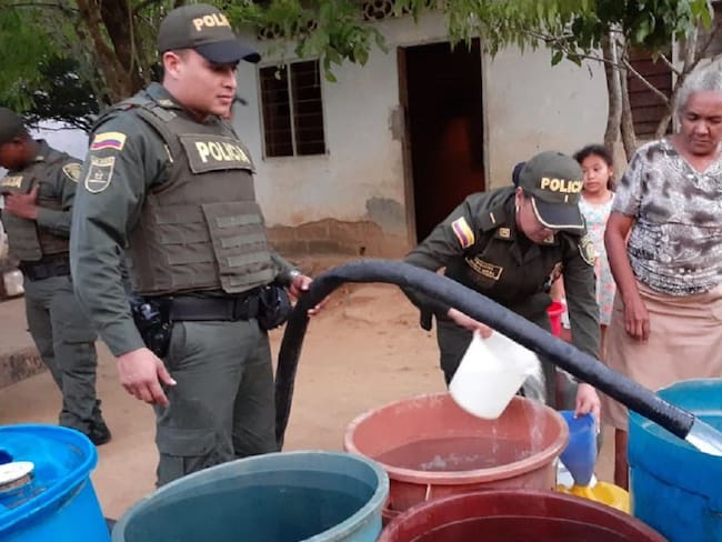 Policía de Bolívar abastece de agua a comunidades en San Juan Nepomuceno