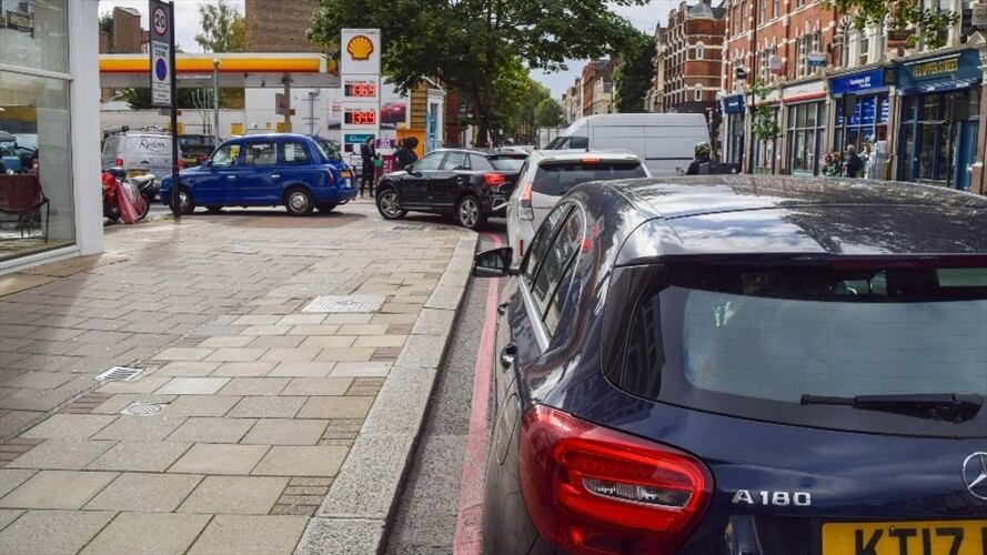 Largas filas en gasolineras en Reino Unido por falta de transportadores. Foto: Getty Images/SOPA Images