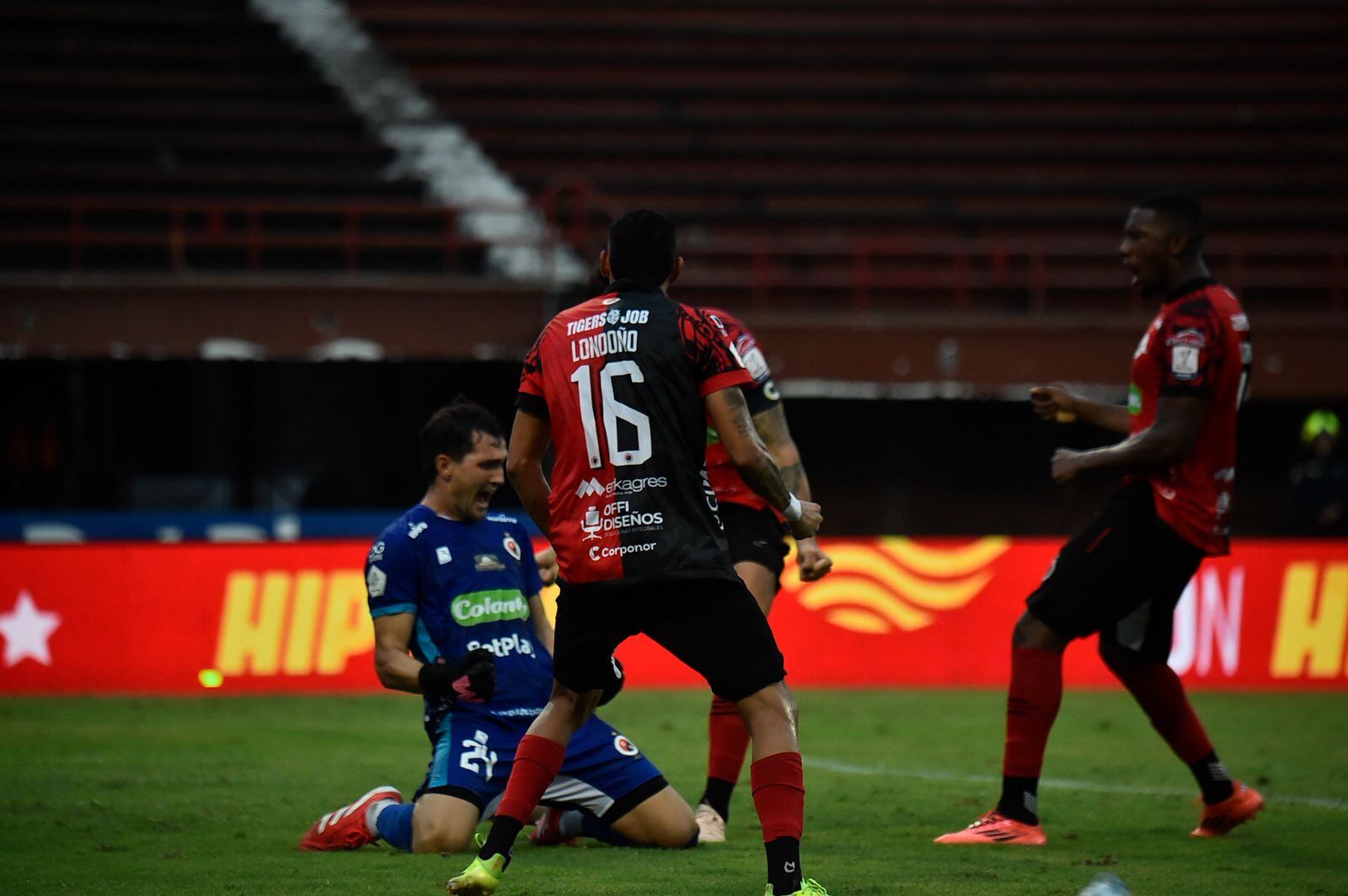 El portero del Cúcuta, Federico Abadía, celebra su penal atajado en los últimos minutos ante Chicó / Colprensa.