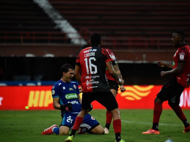 El portero del Cúcuta, Federico Abadía, celebra su penal atajado en los últimos minutos ante Chicó / Colprensa.