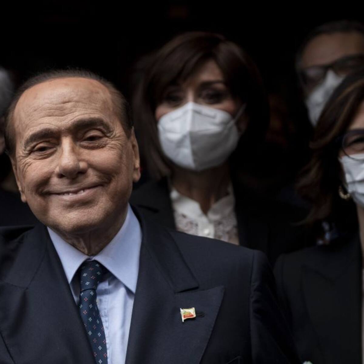 Silvio Berlusconi deja el hospital tras estar internado 6 semanas