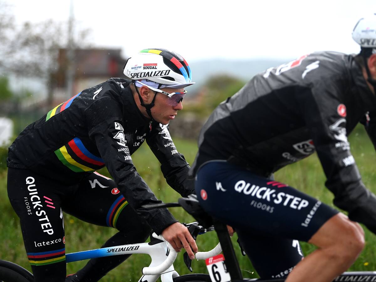Remco Evenepoel sufrió una fuerte caída en el Giro por culpa de un perro