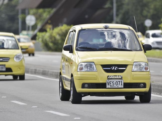 ¿Por qué ha fracasado la tecnología para los taxis en Bogotá?