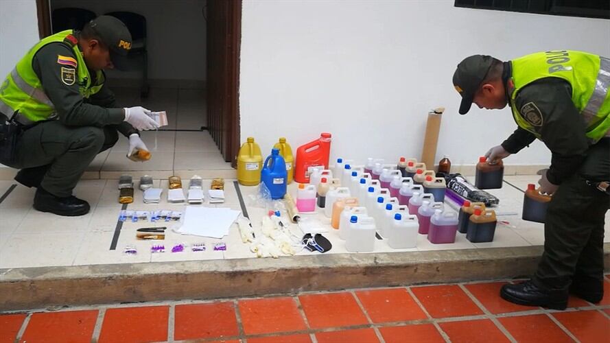 Fue capturado un falso comerciante que, recurriendo a elementos químicos, papel y otros elementos, se dedicaba a la falsificación de moneda colombiana. Foto: Policía