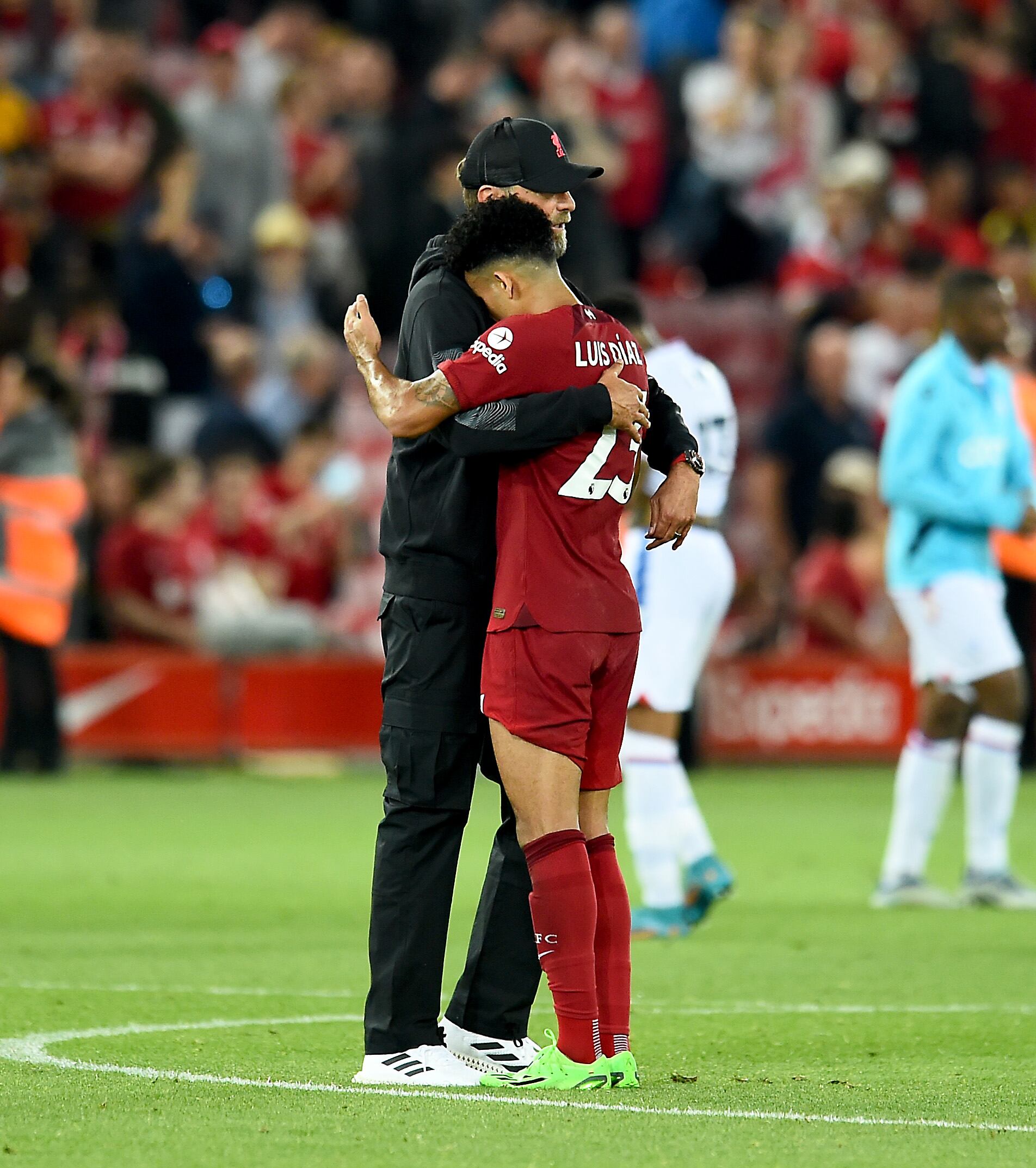 Luis Díaz se abraza con su técnico en el Liverpool, Jürgen Klopp. (Photo by Andrew Powell/Liverpool FC via Getty Images)